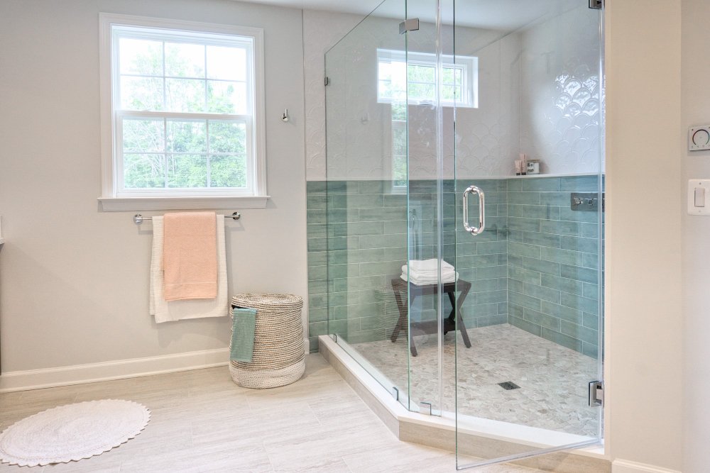 Frameless glass shower